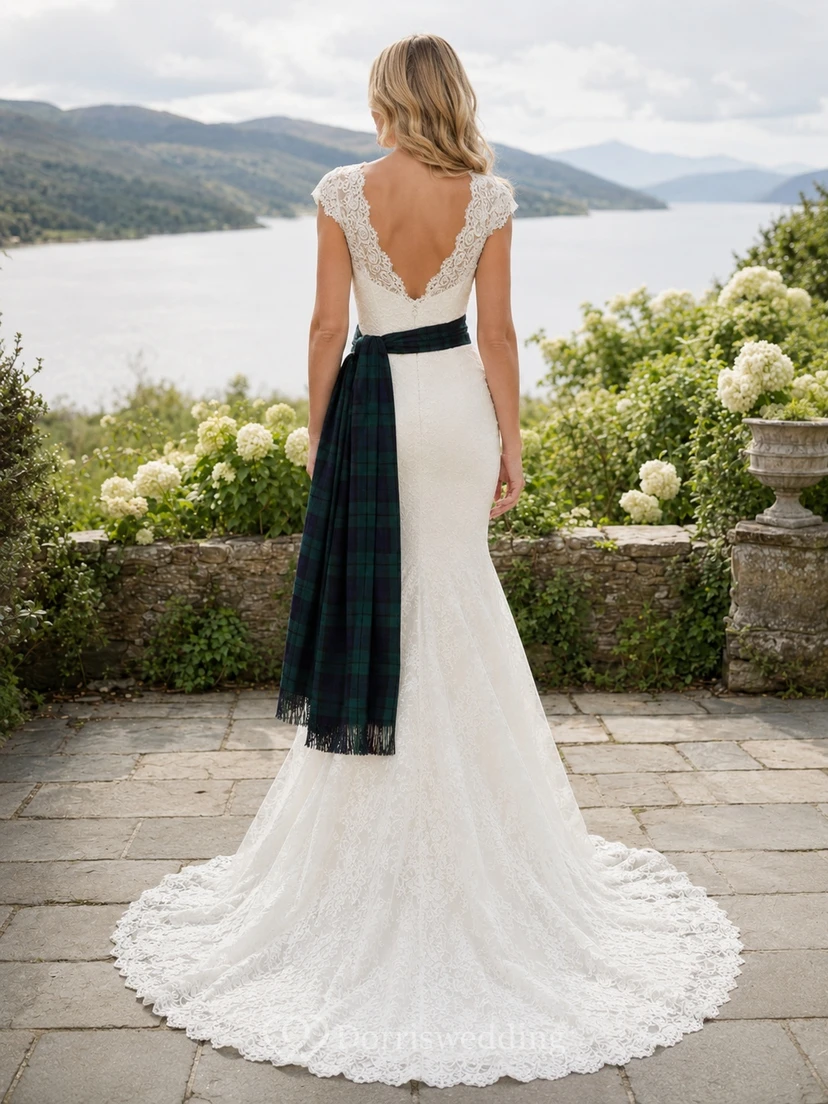 Schottisches, ärmelloses Meerjungfrauen-Hochzeitskleid mit V-Ausschnitt, Spitze und Tartan-Schärpe view 2