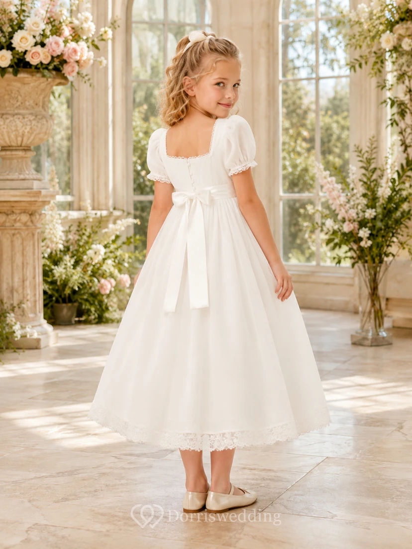 Robe de demoiselle d'honneur de style Régence, coupe trapèze, encolure carrée, manches bouffantes, jupe ample en tulle, taille en satin, style cérémonie Régence view 2