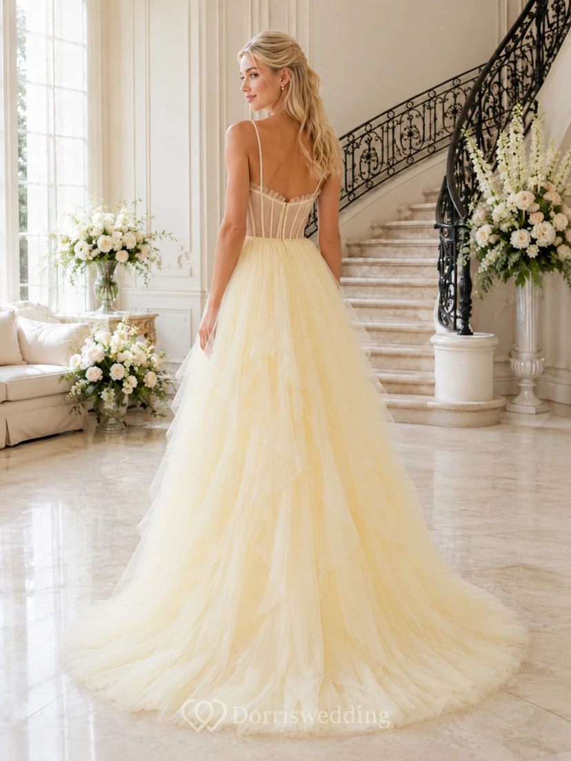 Vestido de gala de tul con tirantes finos y corsé color amarillo pálido para bodas en capilla view 2