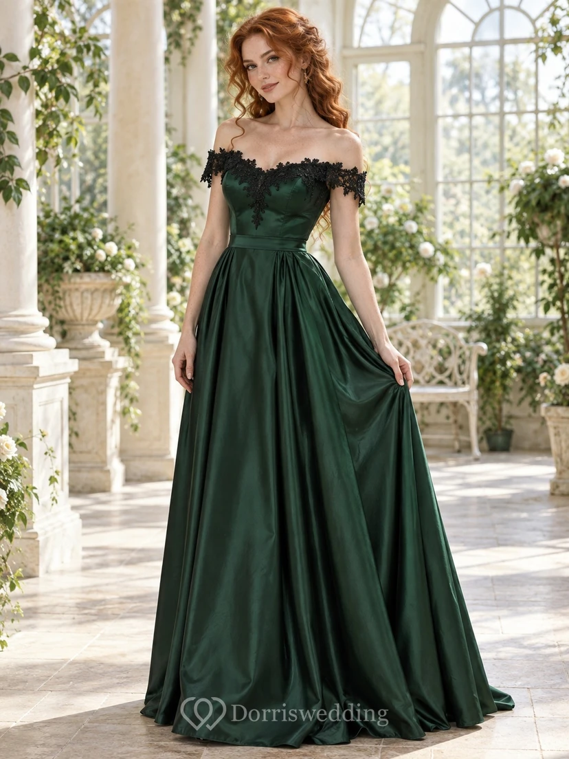 Vestido de dama de honor gótico romántico de satén verde esmeralda con escote corazón, hombros descubiertos y ribete de encaje.