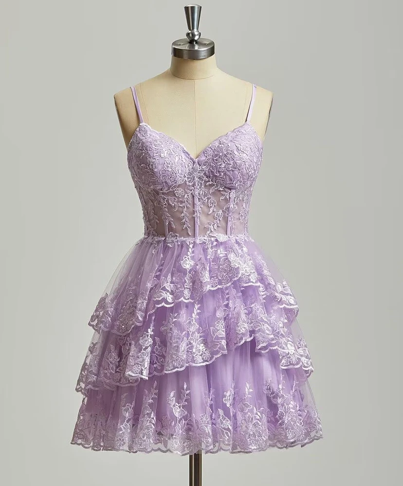 Robe de cocktail en dentelle violette à volants