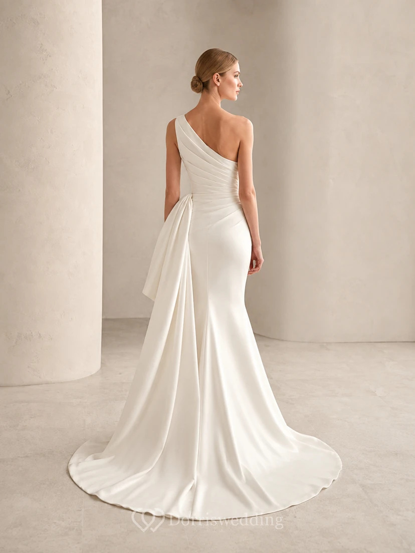 Robe de mariée élégante en satin moderne asymétrique sans manches, coupe sirène, drapée sur le côté. view 2