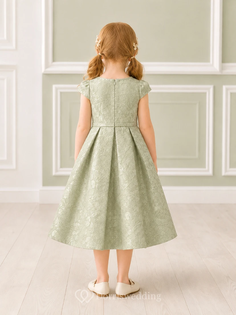 Robe de demoiselle d'honneur plissée, longueur thé, coupe trapèze, col rond, jacquard à fleurs sauge, manches courtes et col rond. view 2