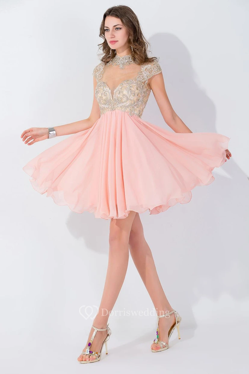 Vestido moderno de gasa con cuello alto, mangas cortas y apliques de cuentas para la fiesta de bienvenida.
