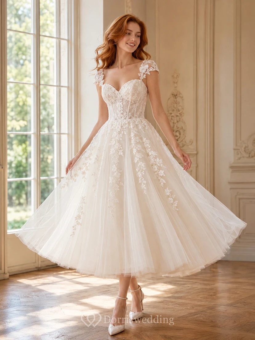 Vestido de novia de princesa hasta la rodilla, escote corazón, mangas cortas, encaje y tul, estilo jardín.