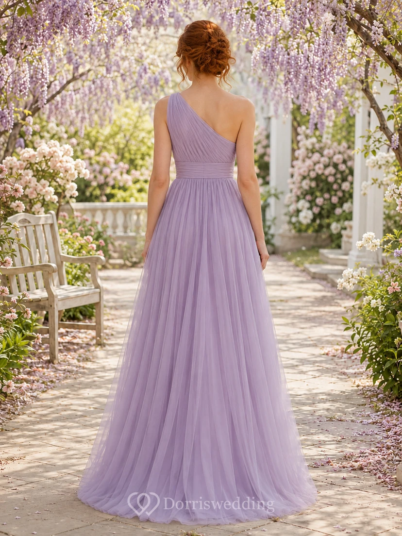 Robe de demoiselle d'honneur lavande asymétrique en tulle plissé, longue jusqu'au sol, coupe trapèze. view 2