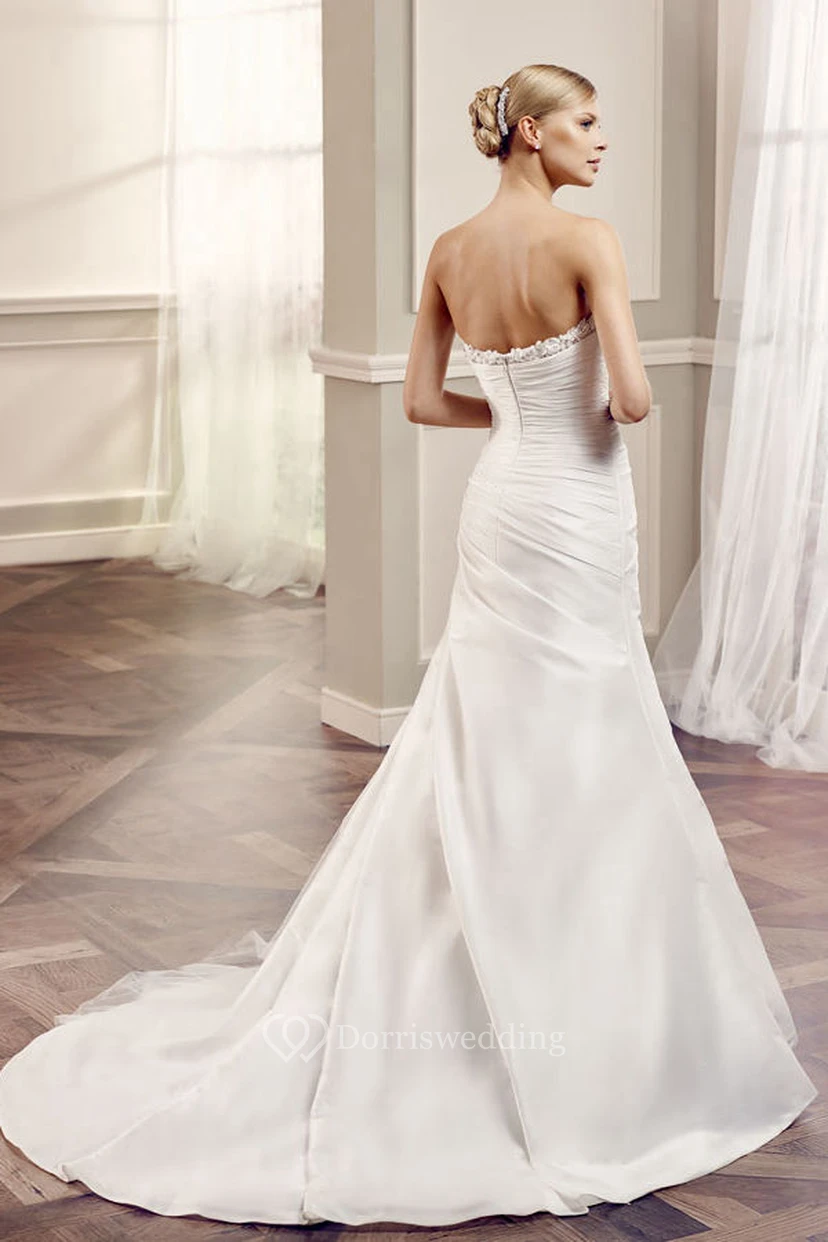 Robe de mariée sirène en satin, sans manches, bustier, dos nu et perles, avec drapé latéral sur les côtés. view 2
