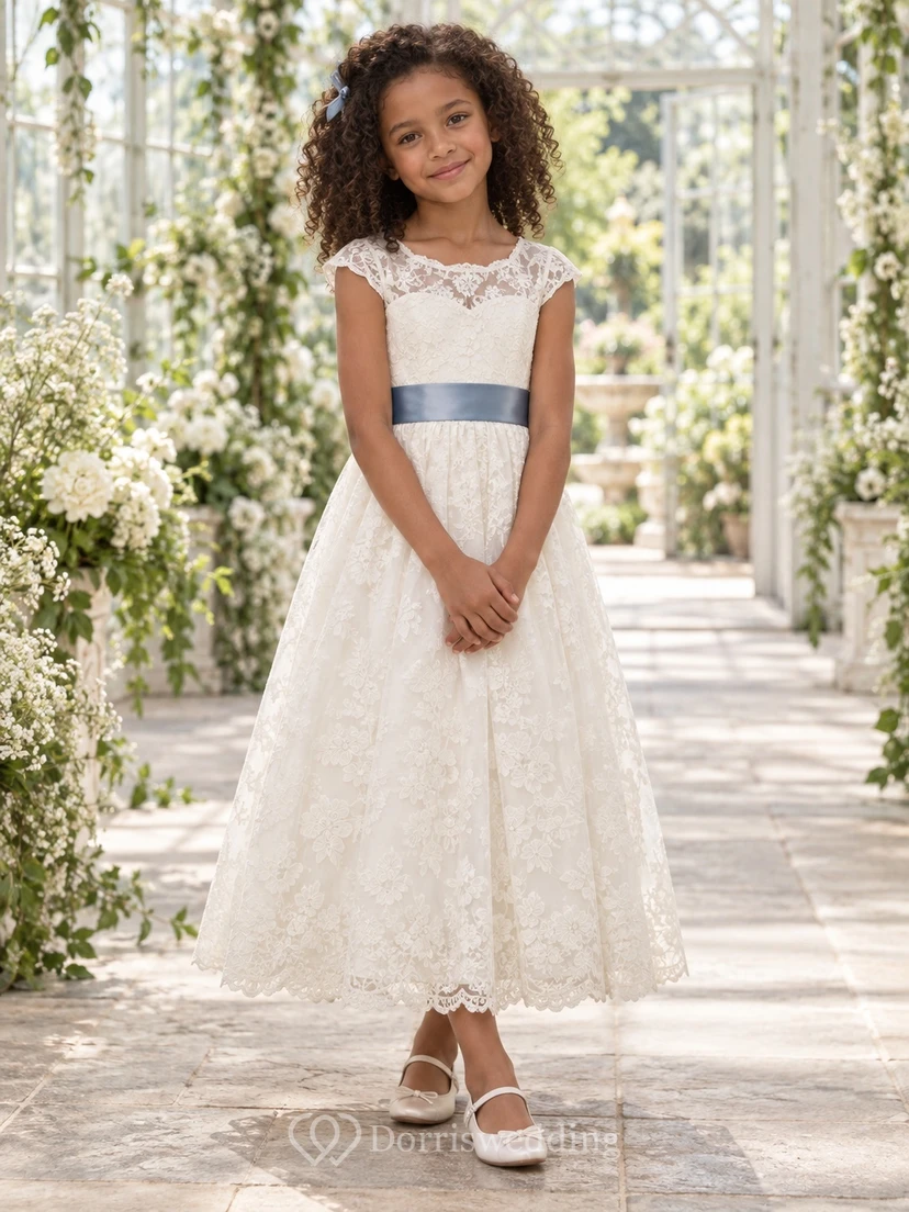 Vestido de niña de flores modesto, color marfil, con estampado floral, corte en A, mangas cortas, encaje y largo hasta los tobillos, con fajín azul.