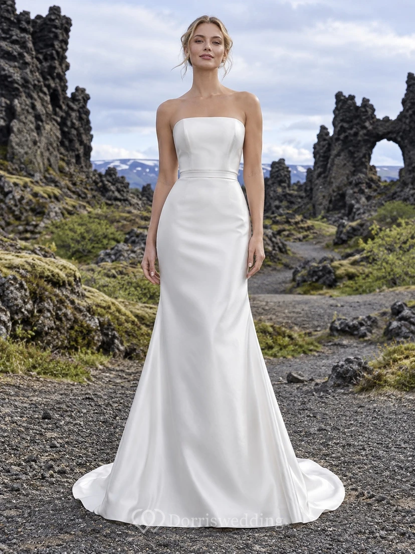 Sencillo vestido de novia palabra de honor de tafetán, corte tubo, escote recto y cola corta.