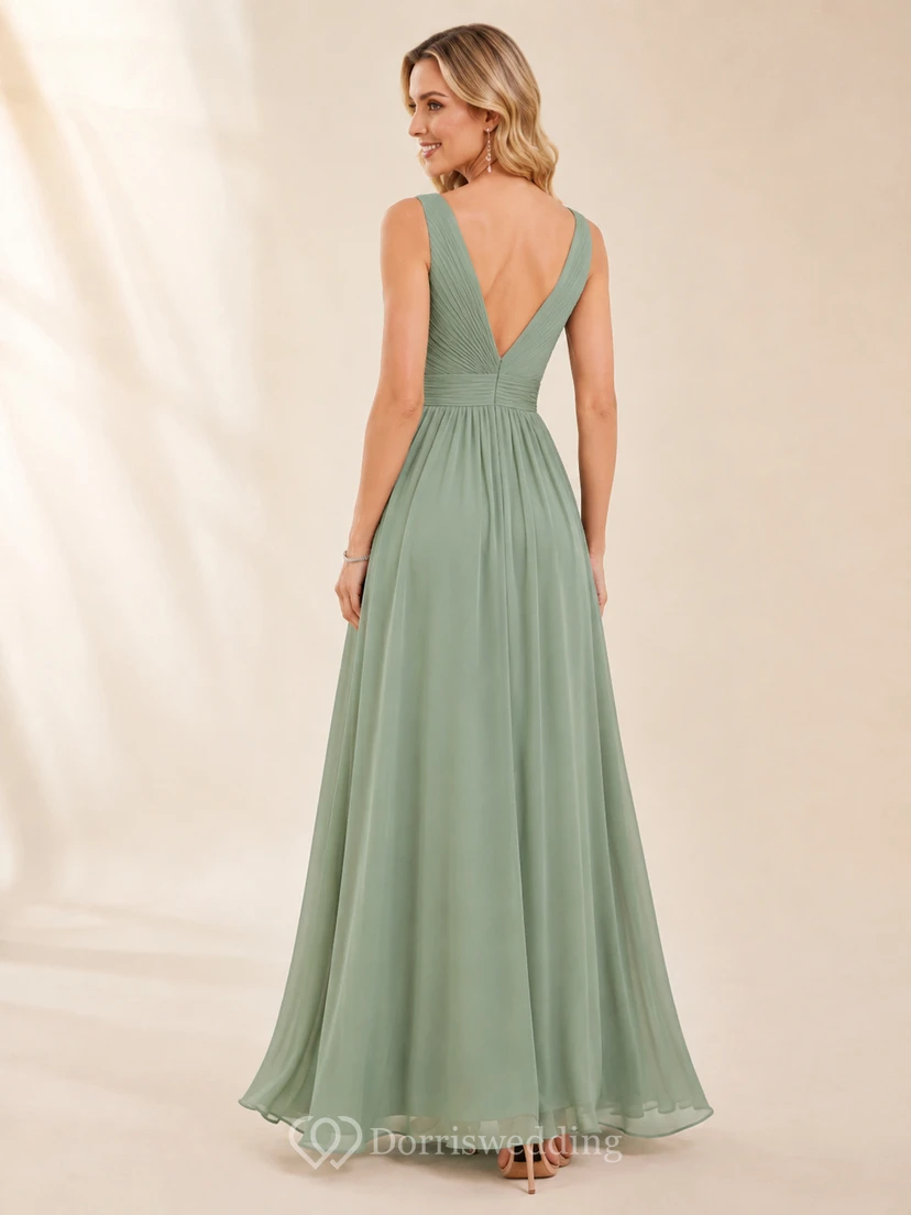 Robe de demoiselle d'honneur élégante en mousseline de soie céladon, col en V, sans manches, coupe trapèze, longueur au sol, style jardin view 2
