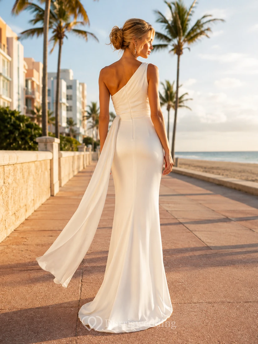 Robe de mariée moderne asymétrique à une épaule, fendue et drapée, idéale pour une escapade à la plage view 2