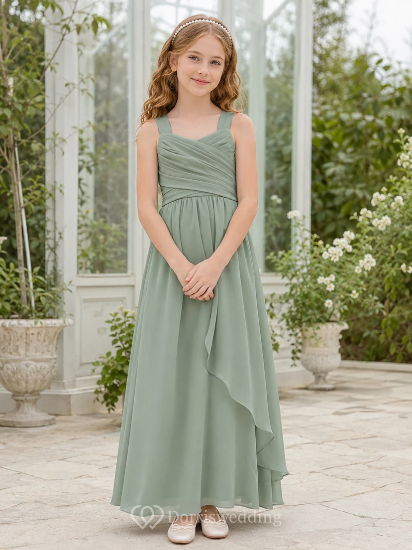 Robe de demoiselle d'honneur Sage en mousseline drapée douce et plissée, coupe trapèze, sans manches, col carré et jupe longue.