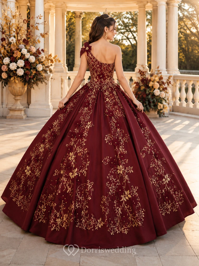 Vestido de quinceañera de satén dorado con estampado floral y un solo hombro, corte princesa, estilo princesa, con cola larga, color borgoña, ideal para otoño. view 2
