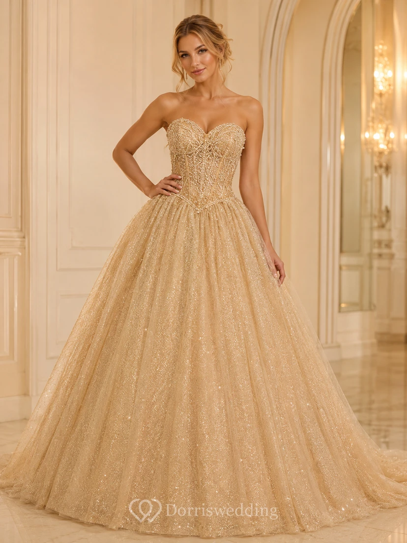 Vestido de princesa de quinceañera de lujo color champán, sin tirantes, con escote corazón, bordados y tul brillante.