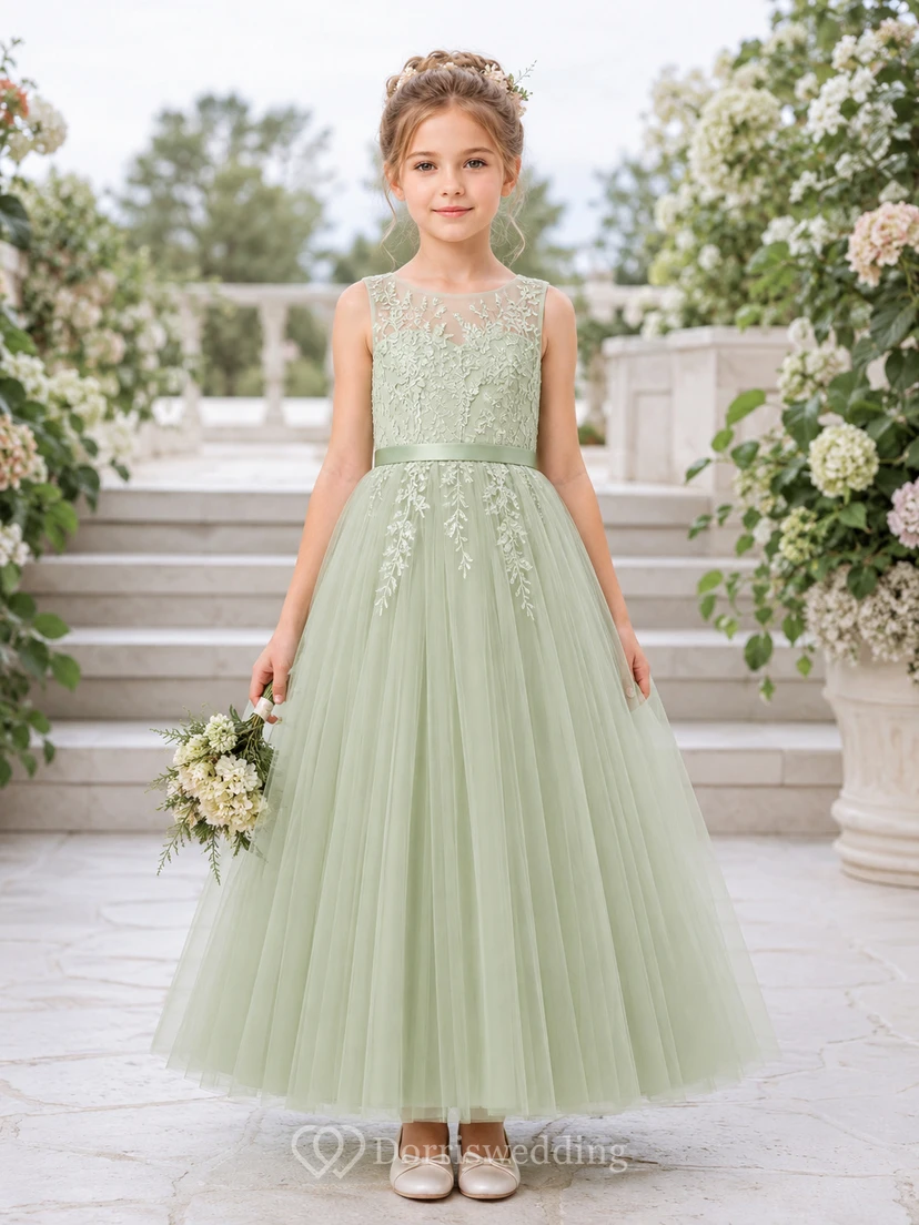 Blumenmädchenkleid aus salbeifarbenem Tüll in A-Linie mit Rundhalsausschnitt und Teelänge, verziert mit einer Schärpe