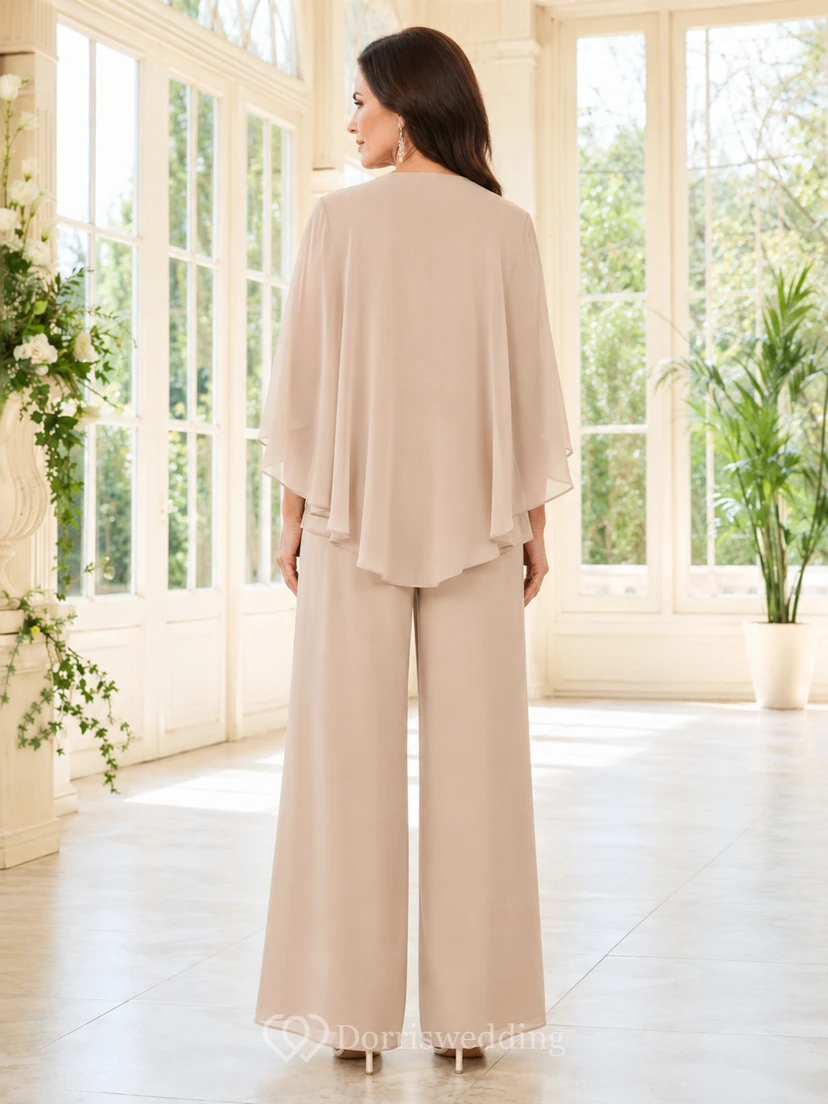 Conjunto de pantalón y chaqueta Champagne Mother con capa, corpiño con cuentas y pantalón de pierna ancha. view 2