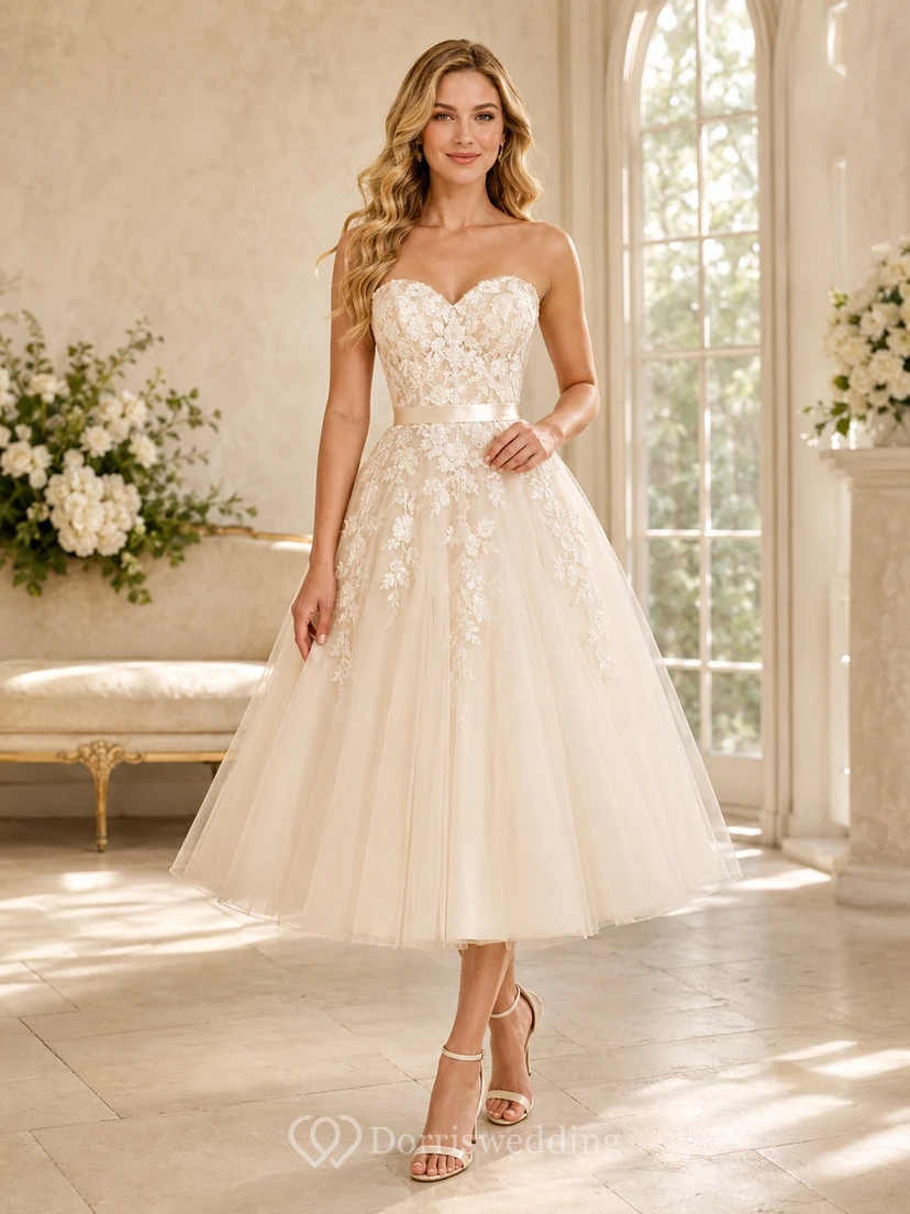 Vestido de novia de corte A, sin tirantes, de encaje y tul, largo hasta la rodilla, color champán.