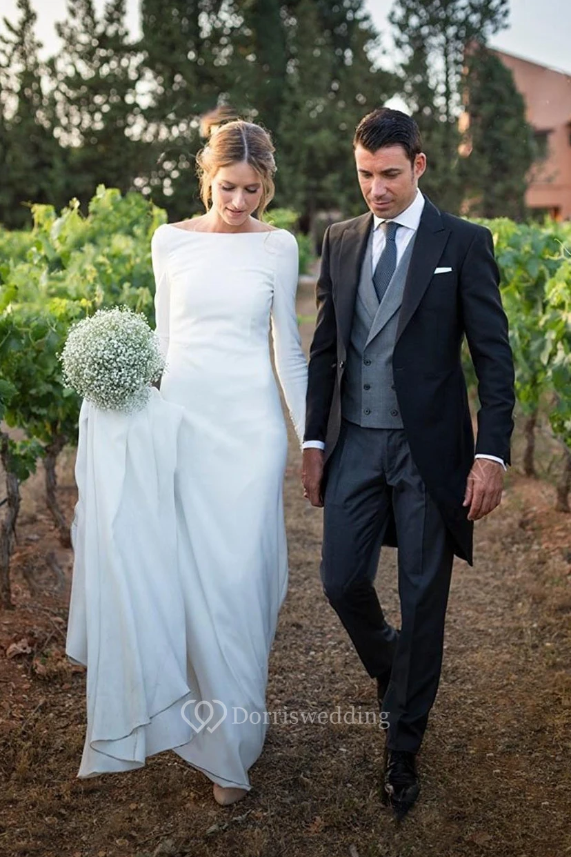 Vestido de novia sencillo, largo hasta el suelo, de gasa, con escote en V profundo en la espalda y cola de capilla.