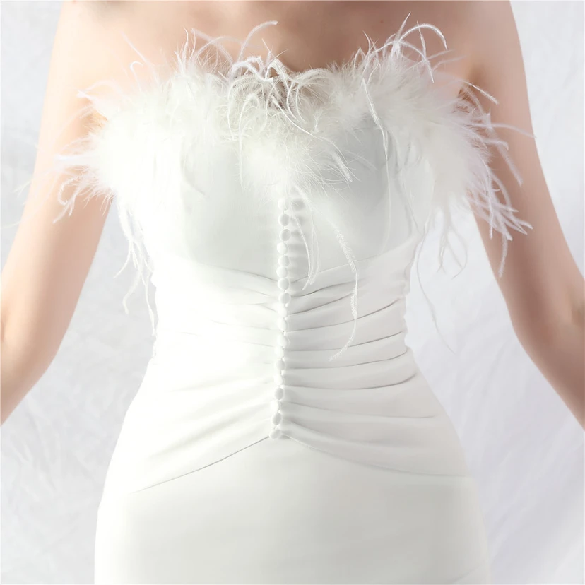 Robe courte à plumes d'autruche à ouverture artistique et ceinture à hanches view 32