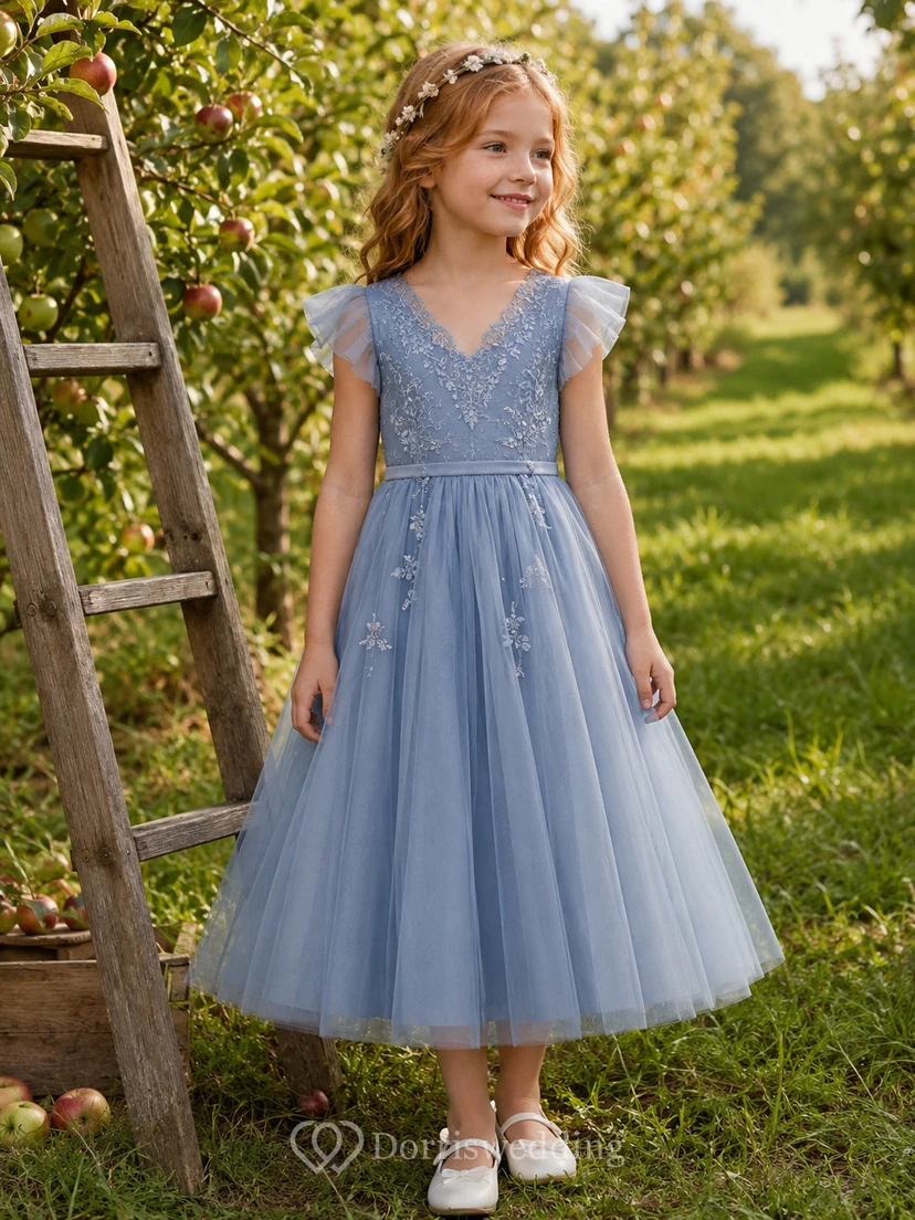 Blaues A-Linien-Kleid aus Tüllspitze für Blumenmädchen mit kurzen Ärmeln, V-Ausschnitt, wadenlangem Rock und Schleifendetail.