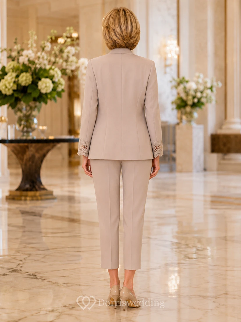 Taupefarbener, moderner Hosenanzug in Petite-Größe mit verkürzter Hose, taillierter Blazer mit Rundhalsausschnitt, langen Ärmeln und Spitzenbündchen, ideal für die Mutter der Braut. view 2