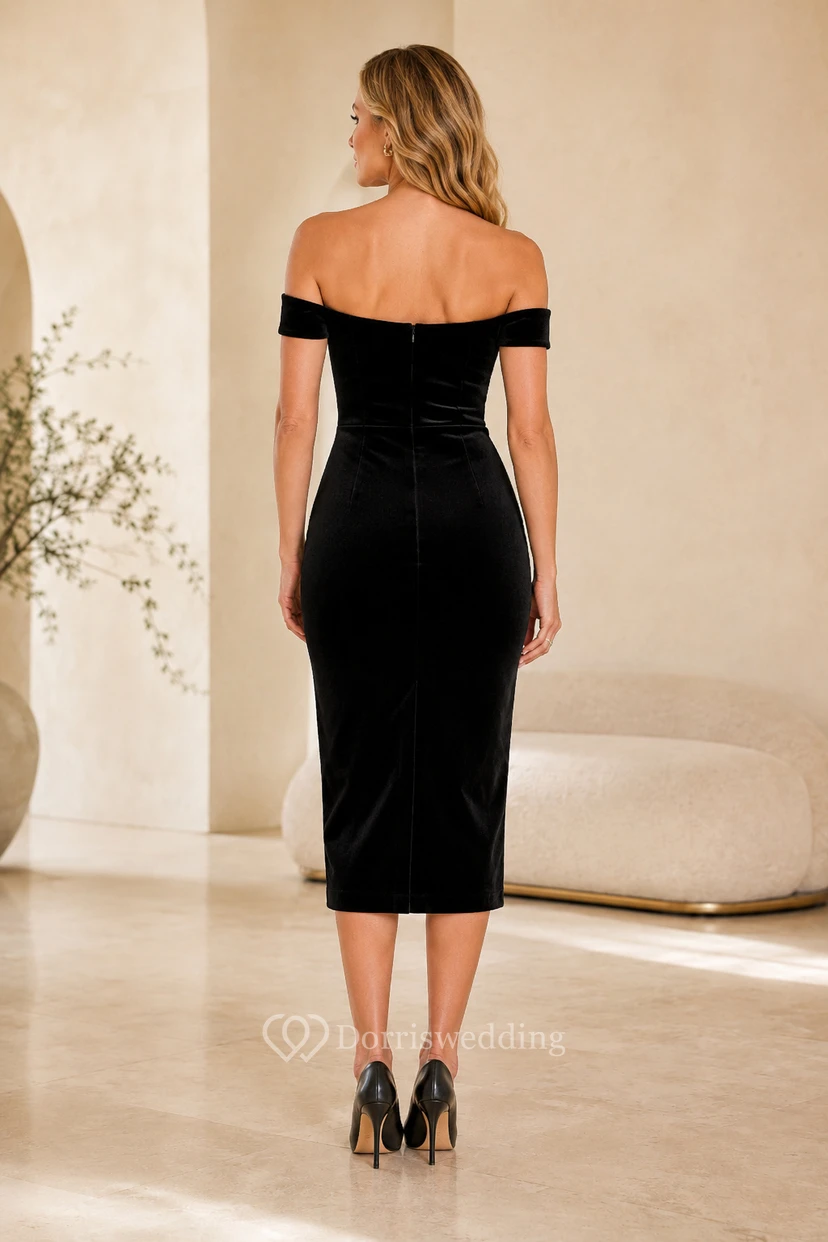 Vestido de cóctel ajustado de terciopelo negro con hombros descubiertos y escote corazón. view 2