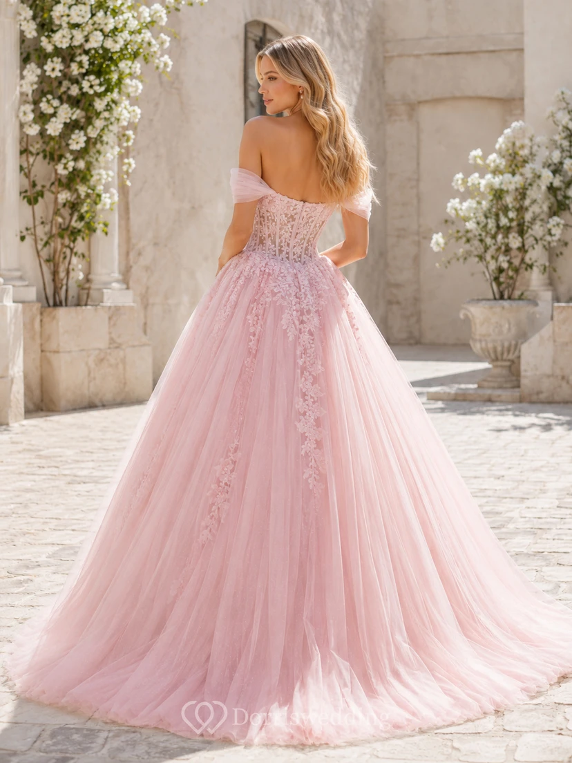 Robe de quinceañera d'été rose poudré, épaules dénudées, décolleté cœur, tulle vaporeux et dentelle florale, coupe trapèze view 2