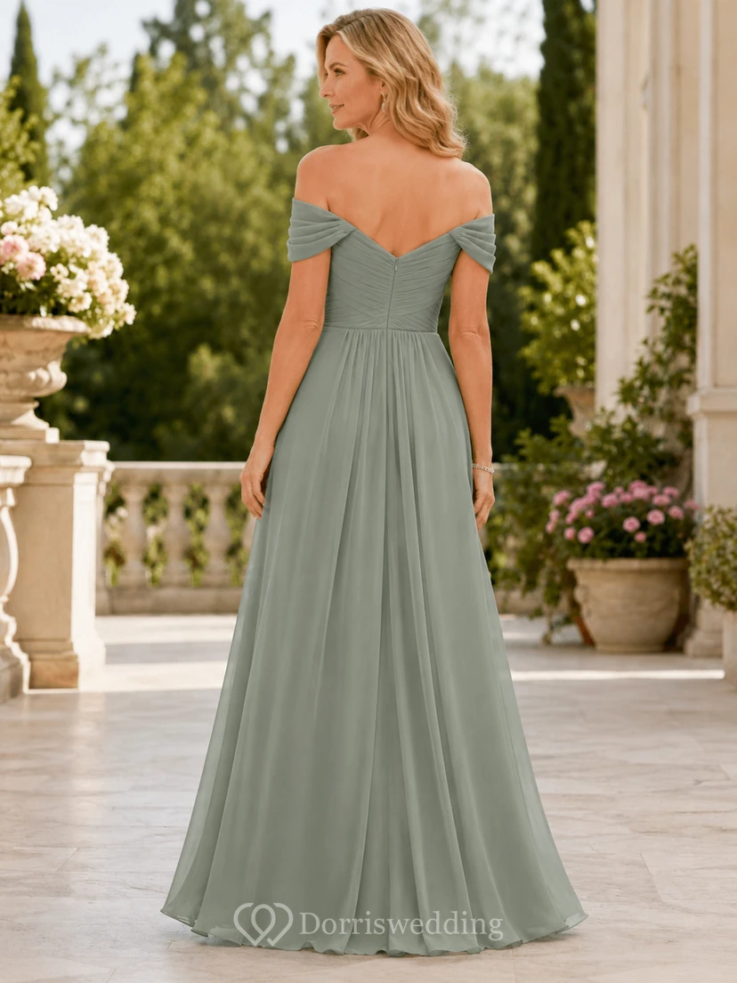 Vestido formal de gasa color verde salvia con hombros descubiertos para mujer madura. view 2