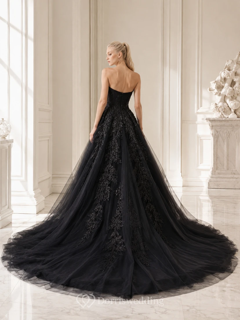Schwarzes, trägerloses Ballkleid mit Herzausschnitt, floraler Spitze und luxuriöser Kathedralenschleppe view 2