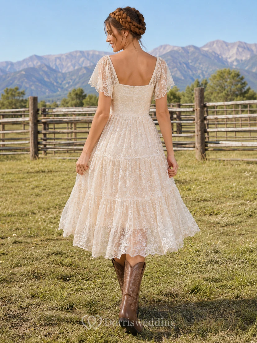 Robe de mariée de maternité, col V, bretelles spaghetti, coupe trapèze, en tulle, style plage, ornée de dentelle à la taille. view 2