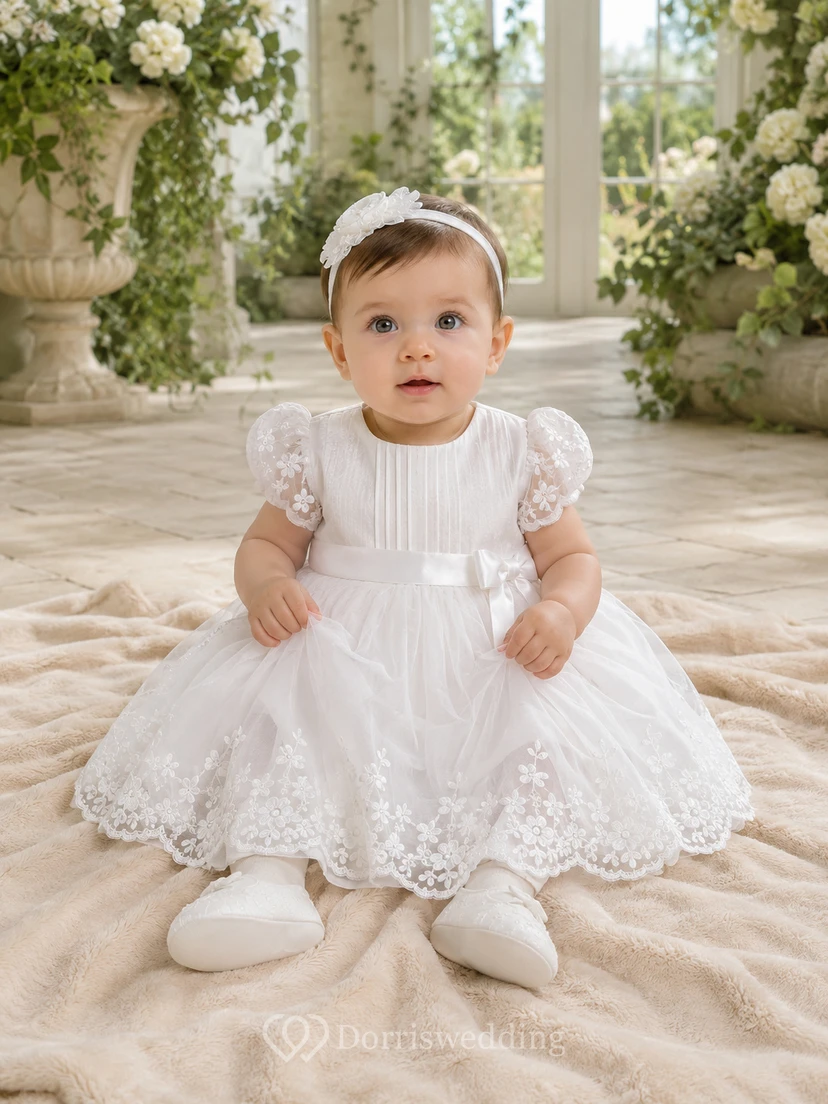 Robe de baptême pour bébé, coupe trapèze, manches bouffantes, en tulle brodé, avec manches bouffantes et dentelle. Romantique et adorable.