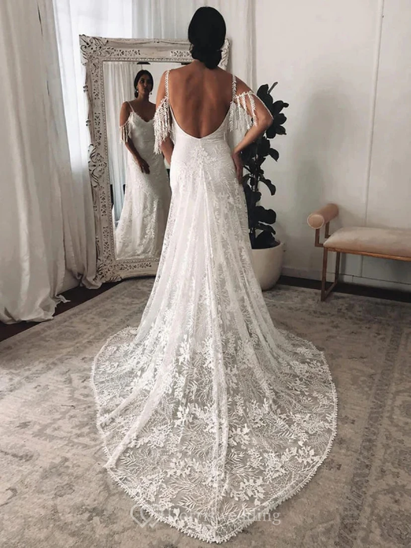 Robe de mariée en dentelle blanche à décolleté en V plongeant view 2