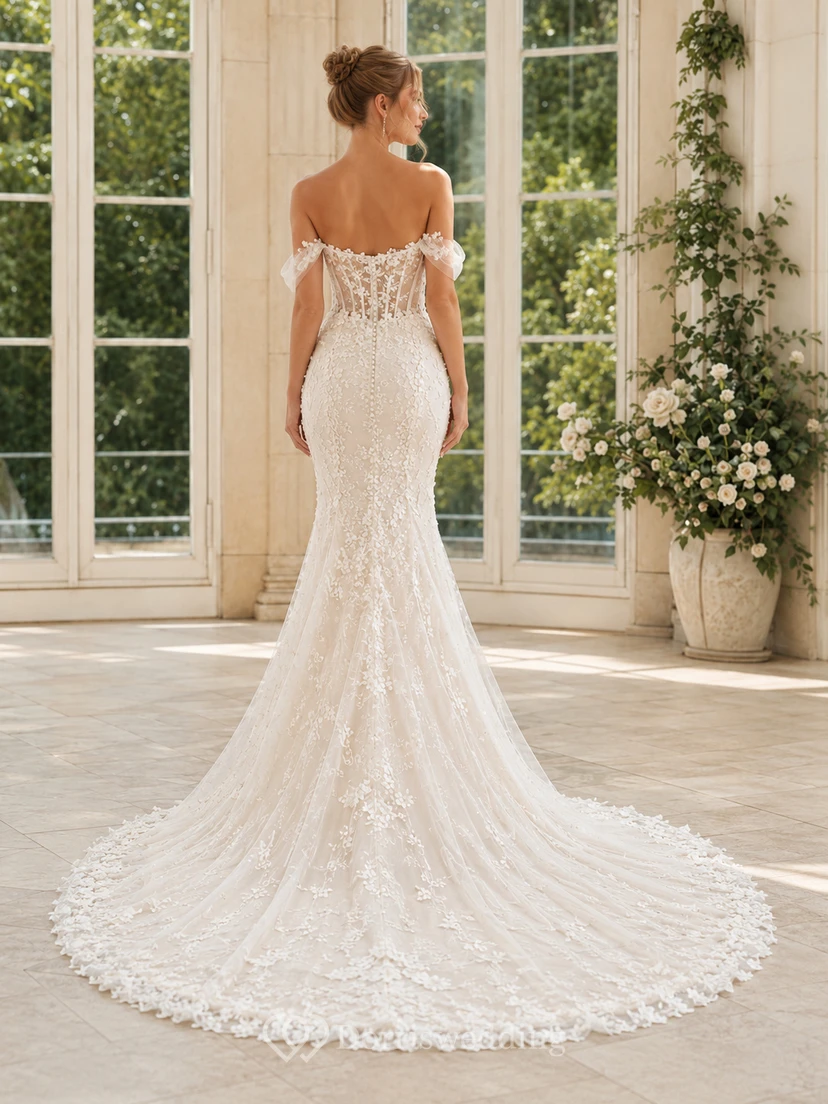 Robe de mariée sirène en dentelle transparente, décolleté cœur, manches courtes, traîne chapelle, fente sur le devant view 2
