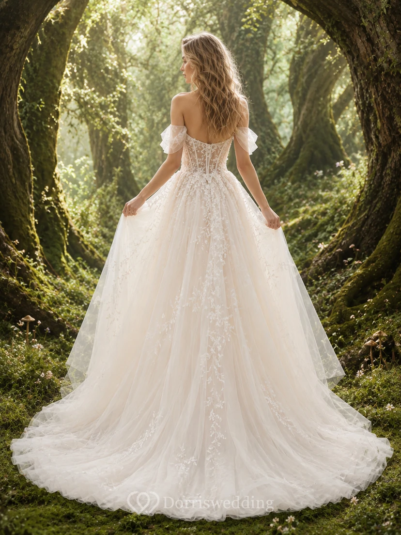 Vestido de novia de tul con capas y hombros descubiertos, estilo bosque encantado, de hadas. view 2