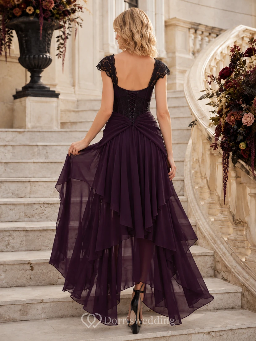 Vestido de invitada con corsé de encaje y escote corazón color ciruela, asimétrico y con volantes. view 2