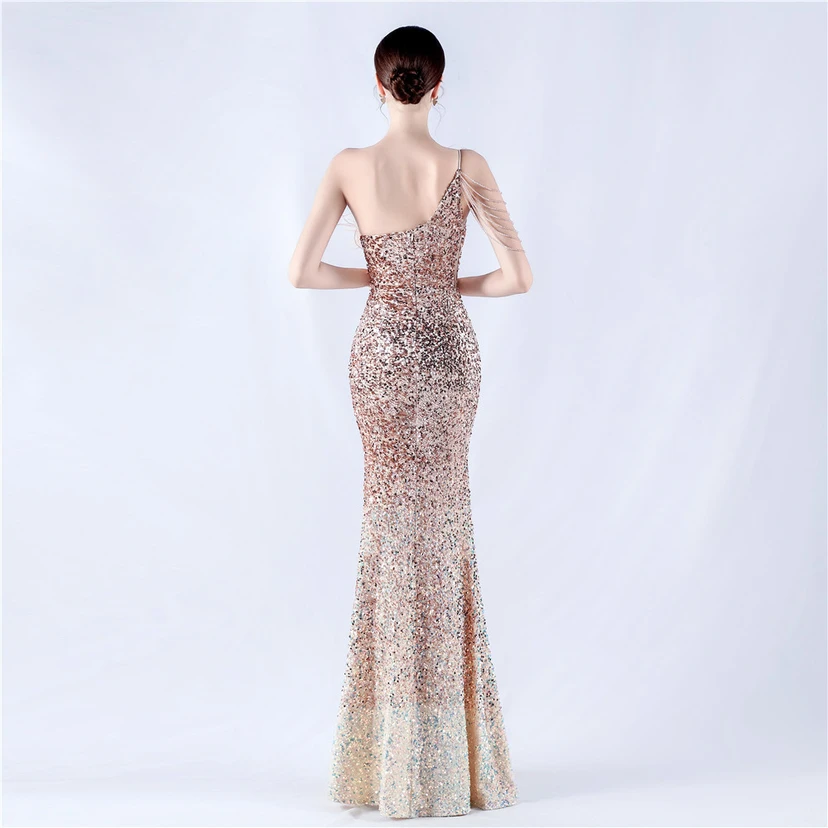 Robe de soirée longue à une épaule, ornée de plumes d'autruche, de perles et de sequins, avec col asymétrique et fente haute. view 63