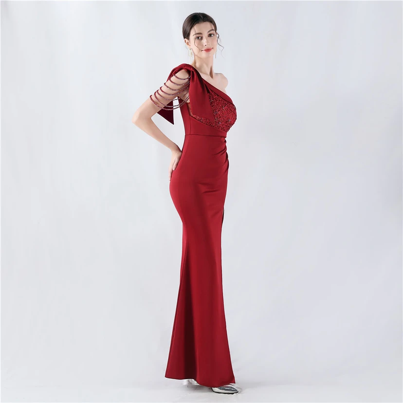 Vestido de noche de satén de alta gama con encaje de diamantes y diseño artesanal. view 4