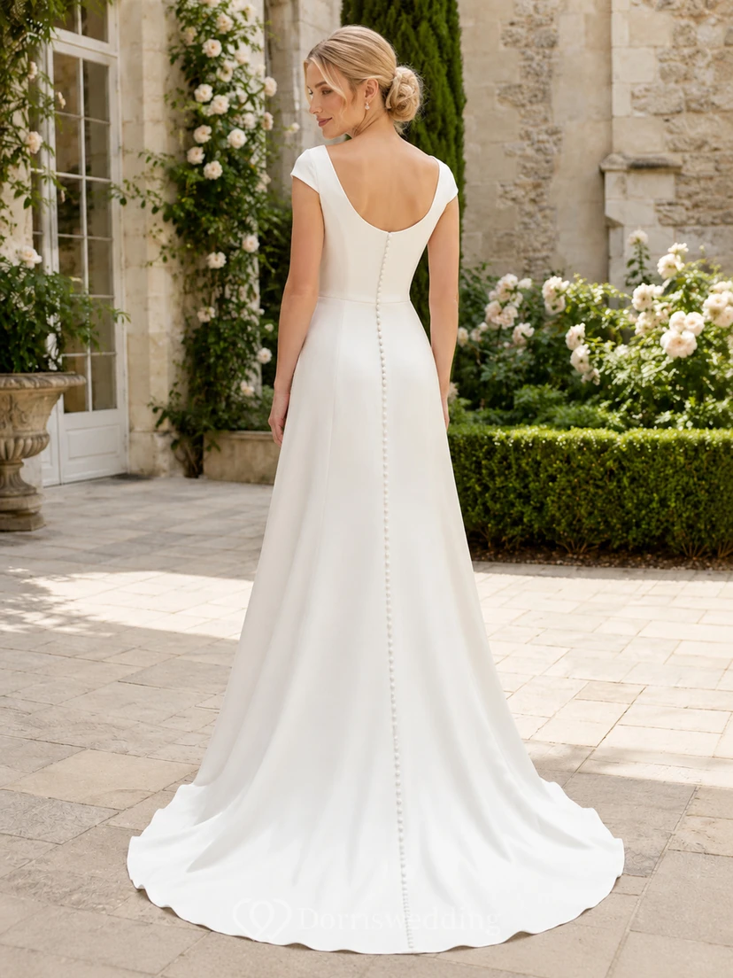 Robe de mariée en satin, coupe trapèze, col bateau, manches courtes, traîne. view 2