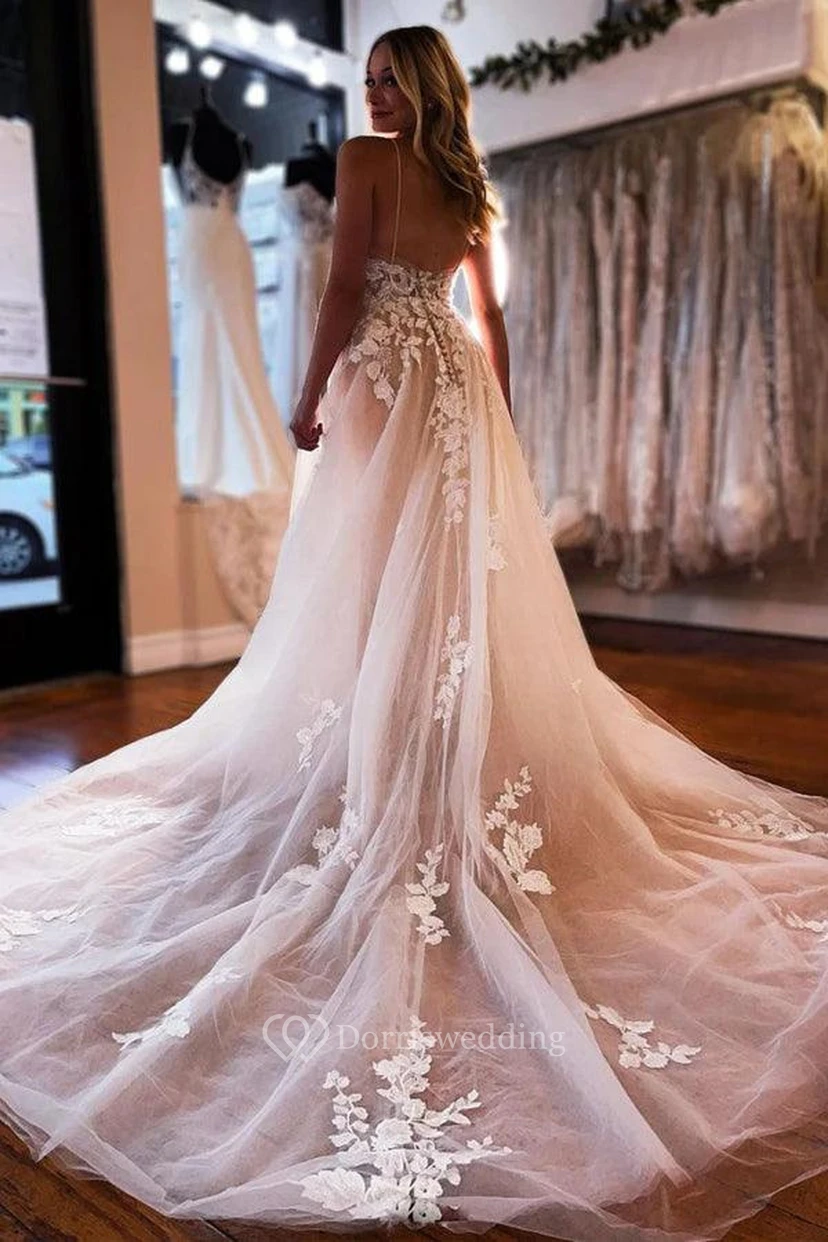 Robe de mariée vaporeuse en tulle et dentelle appliquée, style spaghetti sexy view 2