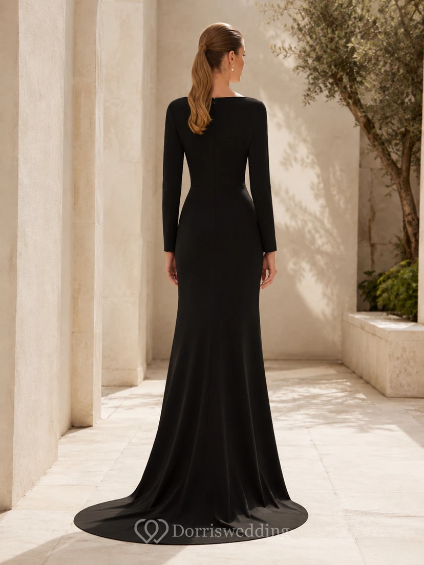 Robe de mariée sirène en jersey noir à manches longues et traîne, dos couvert, style bateau. view 2