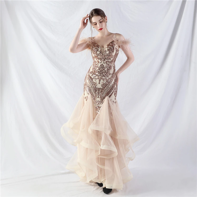 Robe de danse artisanale en filet rigide orné de plumes d'autruche, de perles et de fleurs, confectionnée en maille. view 32