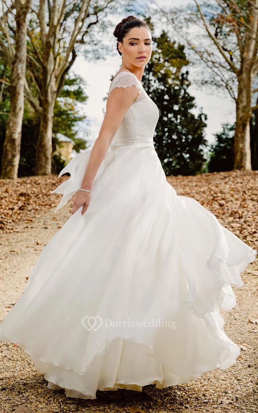 Robe de mariée vaporeuse en mousseline de soie à dentelle bateau, coupe trapèze, longueur au sol, dos nu plongeant et ruban. view 3
