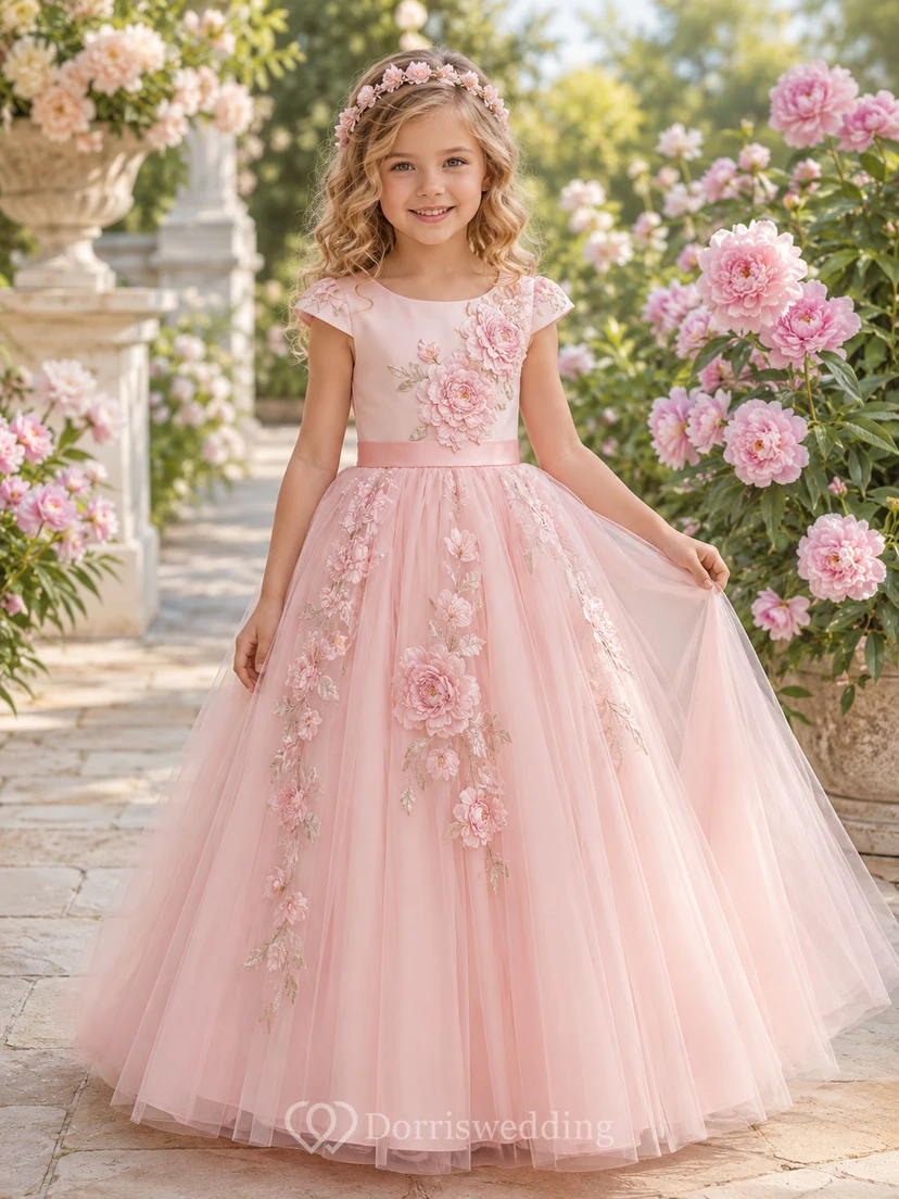 Romantisches rosafarbenes Blumenmädchenkleid mit Pfingstrosenmuster, kurzen Ärmeln, floralen Applikationen aus Tüll, A-Linien-Schnitt und bodenlangem Rock