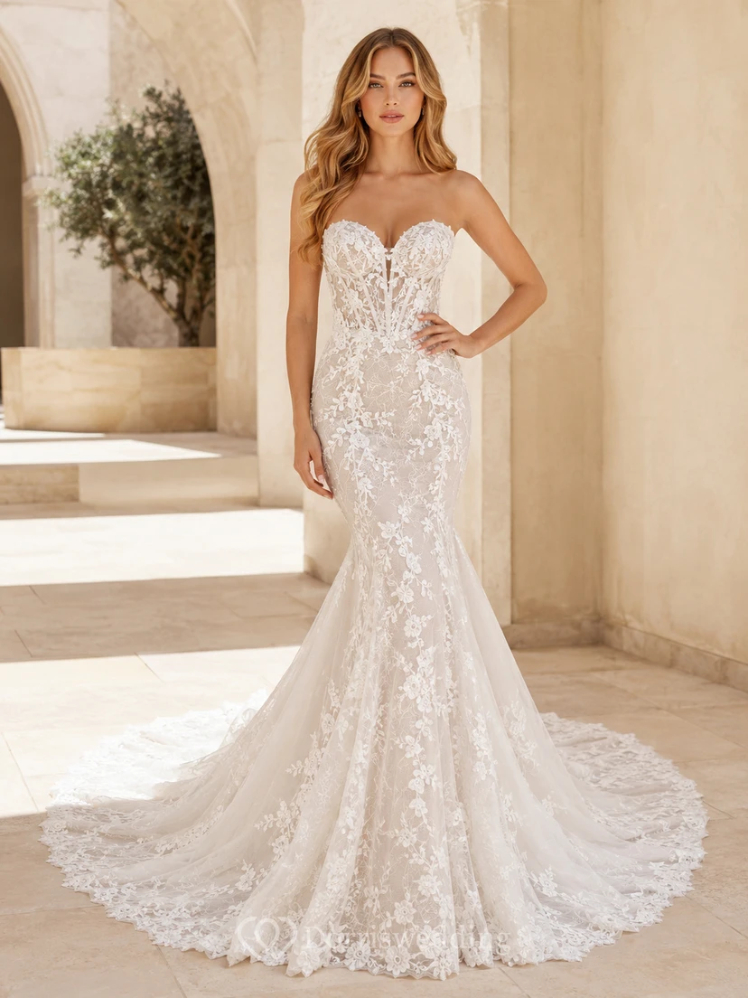 Robe de mariée sirène bustier en dentelle rayonnante, décolleté cœur, traîne chapelle, ornée d'appliques, style jardin.