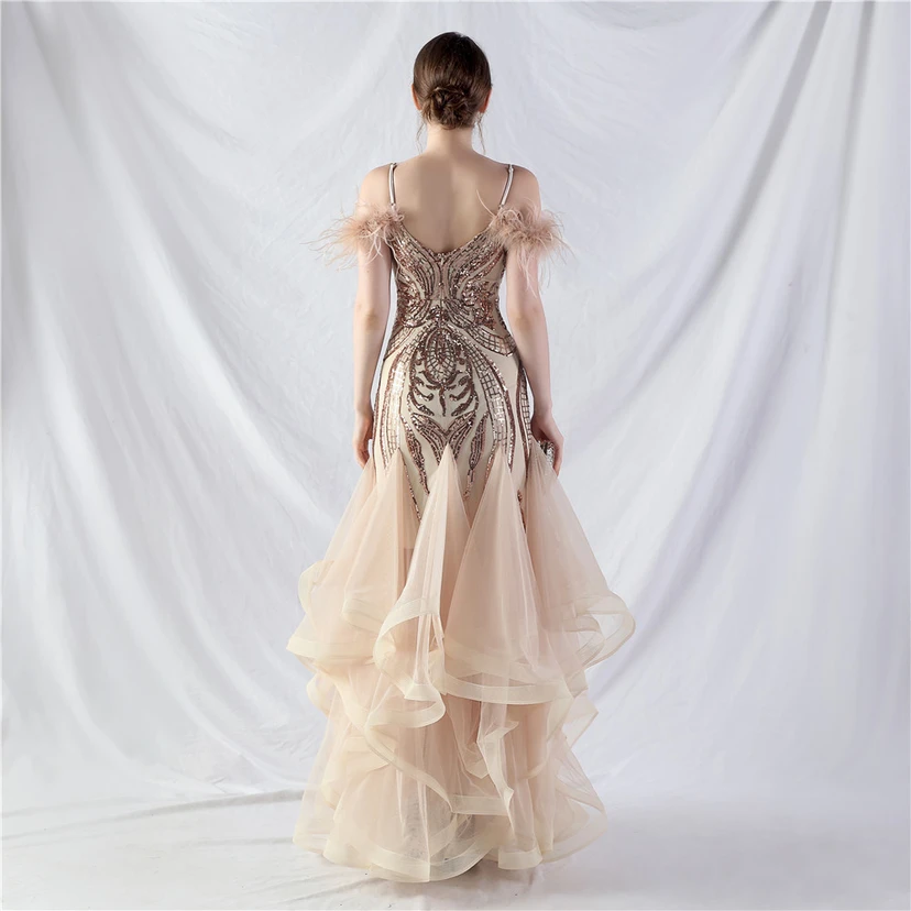 Robe de danse artisanale en filet rigide orné de plumes d'autruche, de perles et de fleurs, confectionnée en maille. view 36
