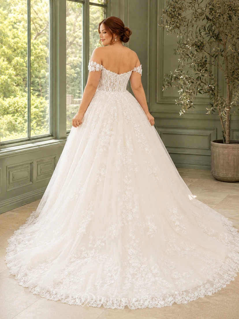 Robe de mariée de style chapelle en dentelle, épaules dénudées et décolleté cœur, grande taille view 2