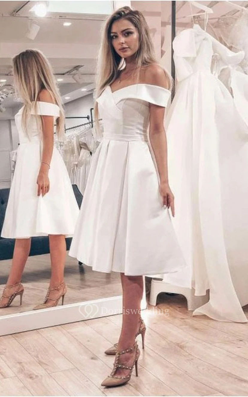 Robe de mariée courte en satin, simple, épaules dénudées, bustier croisé, coupe empire, longueur genou. view 2