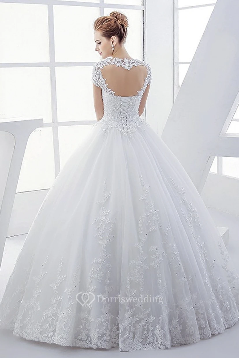 Robe de bal de mariée élégante en dentelle de la reine Anne, avec corset et dos nu en forme de goutte d'eau. view 2