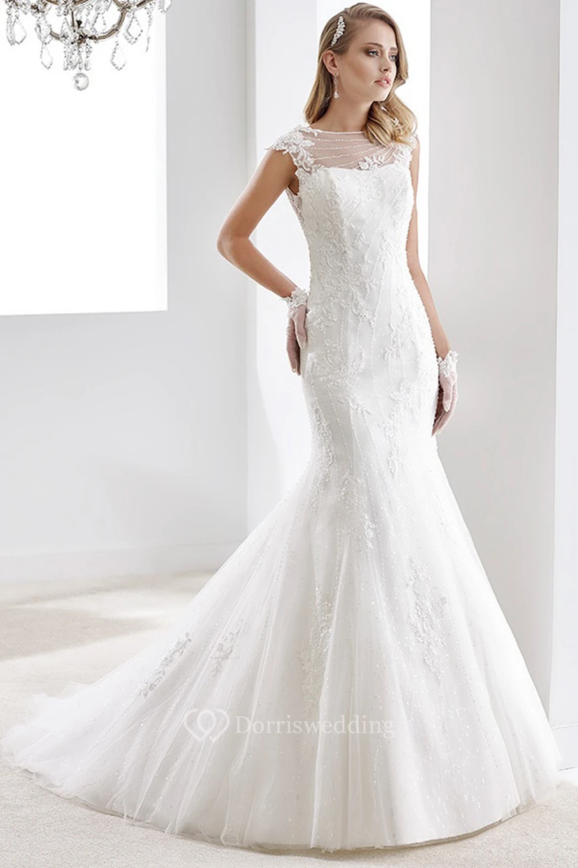 Vestido de novia de corte A con escote corazón, fruncido, decoración de cuentas y corpiño plisado.