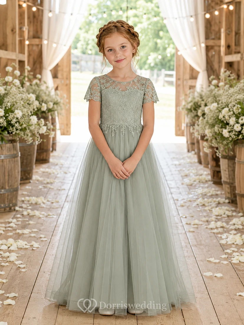 Blumenmädchenkleid aus salbeifarbenem Tüll in A-Linie mit Rundhalsausschnitt und bodenlangem Schnitt sowie Schärpendetails